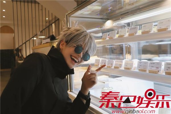 卡琳娜COS《咒术回战》五条悟 还原程度宛若从漫画中走出